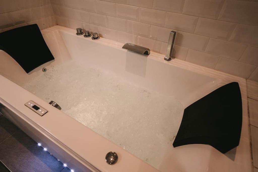 Ultimate Comfort ! Jacuzzi & Sauna. Besançon Zewnętrze zdjęcie